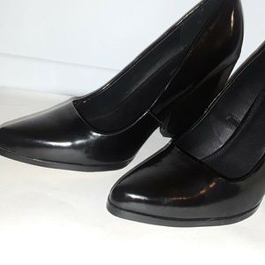 Retro black pumps